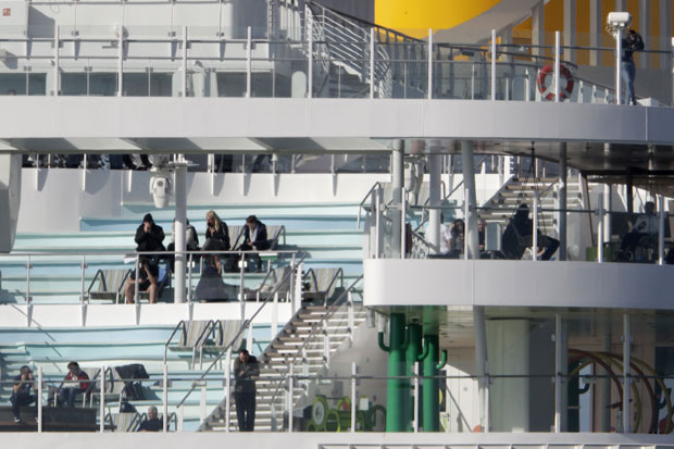 Заустављен брод са 7.000 путника због брачног пара из Кине, за који се сумња да је оболео од КОРОНА ВИРУСА: Нови детаљи драме на крузеру (ФОТО)